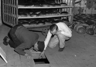 Lieutenant Robert R Rogers and Erich Pinkau from the German criminal police inspect the Konsum-Genossenschaftsbäckerei bakery in Nuremberg, 1946. Wiki Commons.