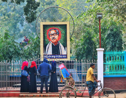 Bangabandhu Sheikh Mujibur Rahman mural at Cumilla Pourosova Park, Dharmasagar, Cumilla. Image: Wiki Commons/Shahidul Hasan Roman.