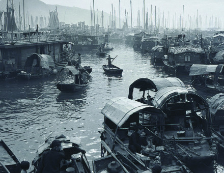 Sui seung yan boats, Aberdeen Harbour, 1950s. Chronicle / Alamy Stock Photo