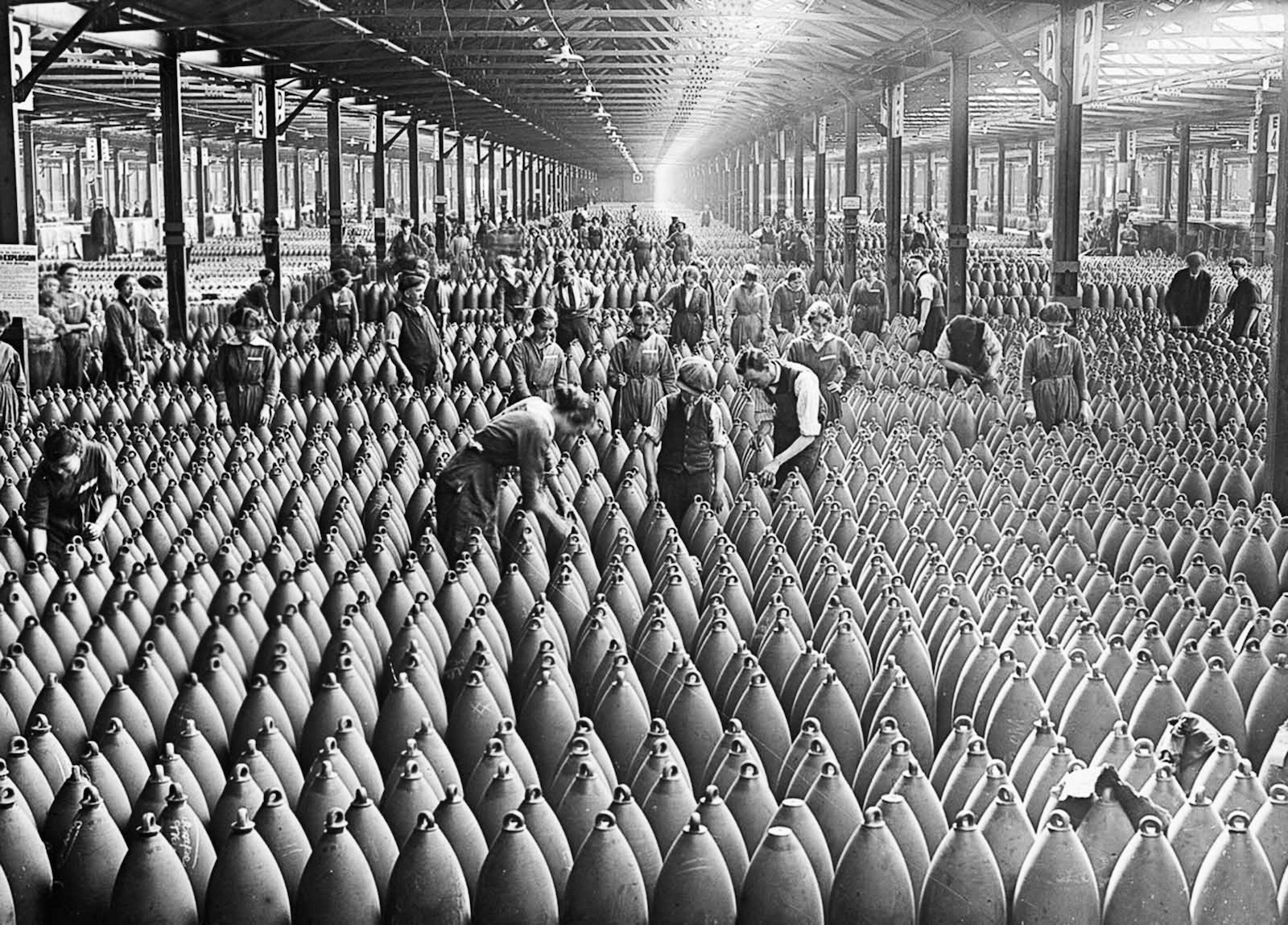 First World War munitions workers amid rows of artillery shells at the National Filling Factory in Chilwell, Nottinghamshire, 1917. CBW/Alamy Stock Photo.