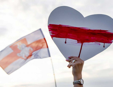 A protester’s symbol of opposition in Belarus, 2020. Piotr Piatrouski/Alamy. 